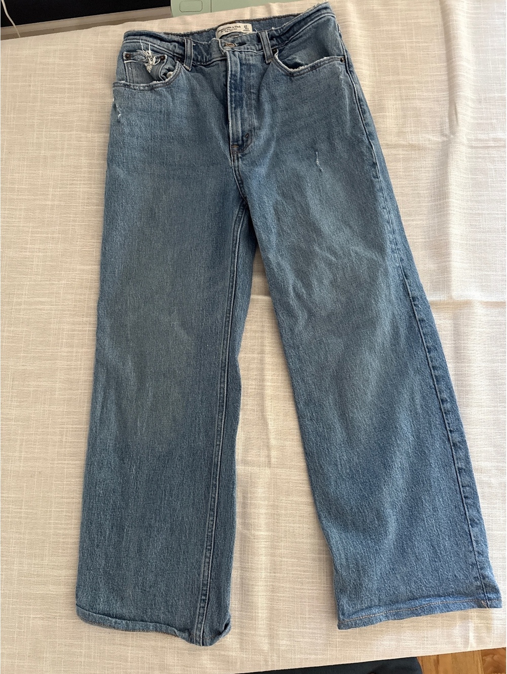 Abercrombie &  Fitch 90’s relaxed fit, high-rise size 27 extra short